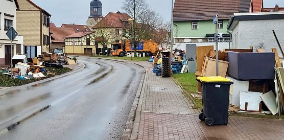 In Windehausen gab es nach der Flut jede Menge Sperrm&uuml;ll zu entsorgen (Foto: Pressestelle Landratsamt)
