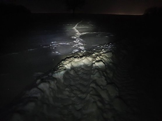 Ob die Langstreckenwanderer, wie vor drei Jahren, auch beim 49. S&uuml;dharz-Hunderter bei bis zu -22 &deg;C durch bis zu 30 Zentimeter tiefen Schnee stapfen m&uuml;ssen, ist noch ungewiss. Das Foto zeigt unsere Spur am 14.02.21 gegen 5 bei Hergisdorf nach rund 60 Kilometern.  (Foto: Bodo Schwarzberg)
