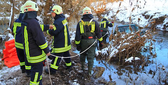 Feuerwehrmänner versuchen das Fahrzeug zu bergen (Foto: Feuerwehr Heringen/Silvio Dietzel) Feuerwehrmänner versuchen das Fahrzeug zu bergen (Foto: Feuerwehr Heringen/Silvio Dietzel)