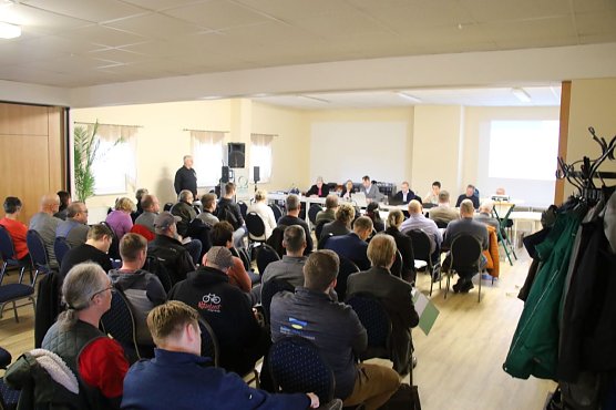 Zur Anh&ouml;rung kam man heute im Sportlerheim zusammen (Foto: agl)