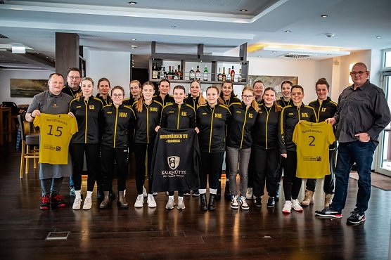 Die Handball-Damen des NSV freuten sich &uuml;ber neue Ausr&uuml;stung (Foto: Thomas Thiele)