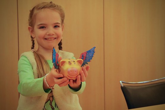 Eigentlich sollte es ein Einhorn-Sparschwein werden, die junge Wipperdorfer K&uuml;nstlerin Marie Else Thomas entschied sich dann aber f&uuml;r diese schicke gefl&uuml;gelte Variante in Gold und kam damit ins Finale (Foto: agl)