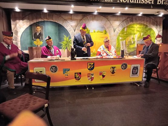 Schlaraffen-Stammtisch in der Traditionsbrennerei (Foto: Jörg Bauersfeld) Schlaraffen-Stammtisch in der Traditionsbrennerei (Foto: Jörg Bauersfeld)