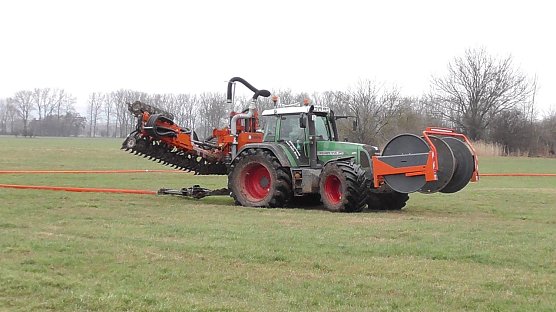 Traktor mit Schlauch (Foto: Ulrich Reinboth)