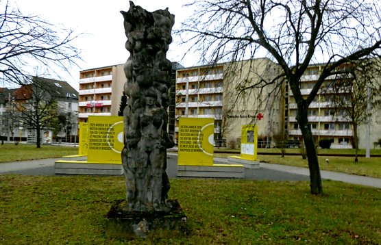 Friedenss&auml;ule, erste Ansicht mit der Frau im Zentrum (Foto: Heidelore Kneffel)