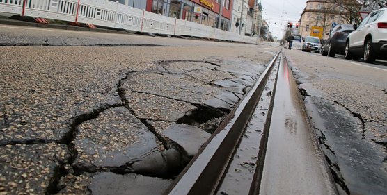 Besch&auml;digtes Gleisbett in der Bahnhofstra&szlig;e (Foto: agl)