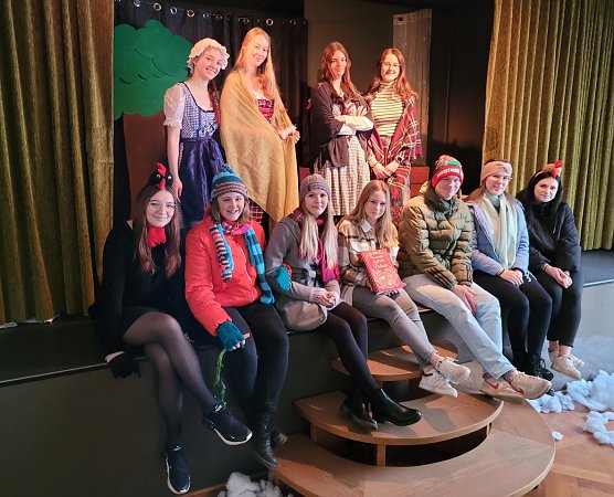 Angehende Sozialassistenten der pro vita auf der B&uuml;hne (Foto: pro vita Akademie)