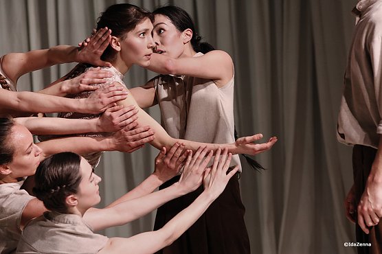 Les Noces - Ballettdoppel im Theater (Foto: Ida Zenna)