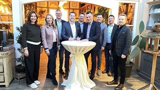 Von links: Peggy Hunold, Carina Schmidt-Pf&ouml;rtner, Andr&eacute; Materlik, Christian Hotze, Thomas Seeber, Niels Neu, Sascha Albertsmeyer, Ingo Steinicke und Marcel K&uuml;bler (Foto: NUV)