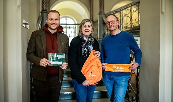 Von links: Christoph Keil (Fachberater Sport f&uuml;r schulsportliche Wettbewerbe des Landkreises Nordhausen), Martina R&ouml;der (Klinikleitung) und Dirk Wackerhagen (Hartor-Lauf) (Foto: Privat)