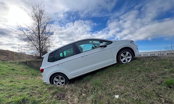 Beim Wenden im Graben gelandet (Foto: S. Dietzel)