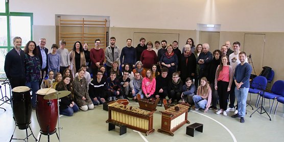 Rund 50 junge Musiker bringt das inklusive Konzert zusammen, darunter die Gitarristen von "Con Fermezza" sowie die Sch&uuml;lerinnen und Sch&uuml;ler der Kreismusikschule und des F&ouml;rderzentrums St. Martin (Foto: agl)