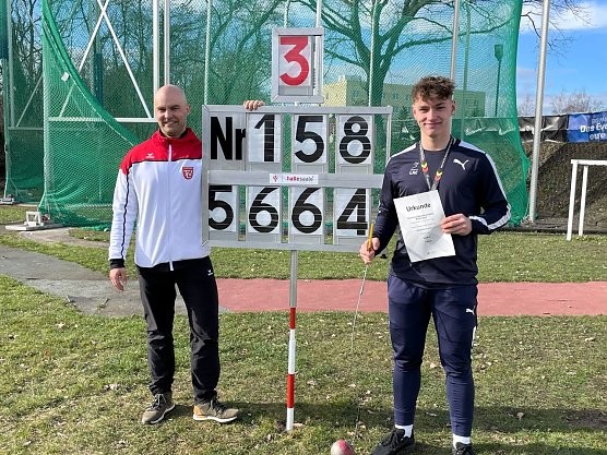 Alexander Brehm mit seinem Trainer (Foto: LV Altstadt '98 Nordhausen)