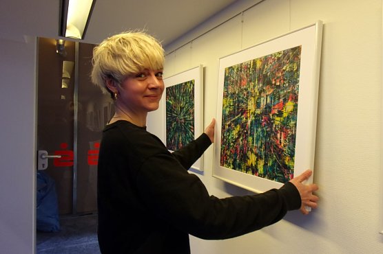 In der Kreissparkasse ist seit gestern die Kunstausstellung "Abstraktionen" zu sehen (Foto: Hans Georg Backhaus)