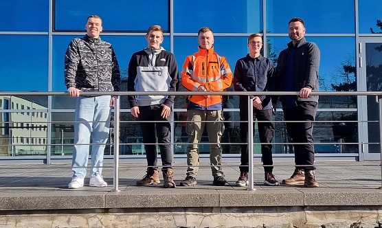 v.li.n.re. Leander Koch; Leon Pfitzmann; Pascal Gondel; Paul Z&ouml;llner; Daniel Hink (Ausbildungsleiter) (Foto: Firma BAUER)