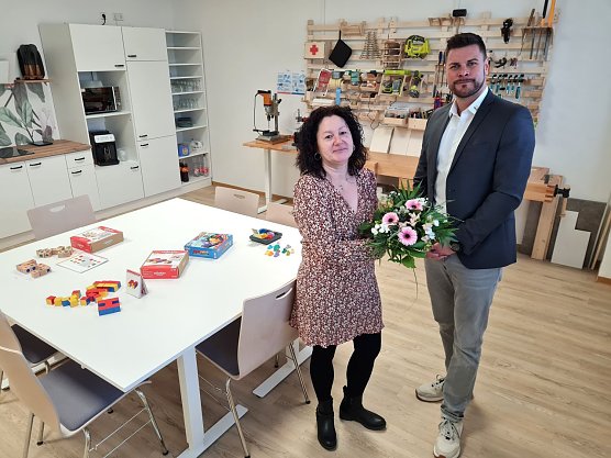 Manuela Schimm ist neue Mieterin im Keller des Nordhaus. SWG-Prokurist Pascal Wetzler &uuml;berbrachte zur Er&ouml;ffnung einen Blumenstrau&szlig; (Foto: SWG Nordhausen/Susanne Schedwill)