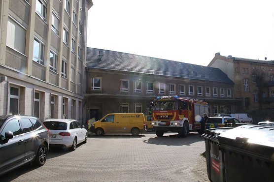 Polizei und Feuerwehr im Einsatz bei der Post (Foto: agl) Polizei und Feuerwehr im Einsatz bei der Post (Foto: agl)