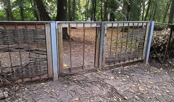 Nicht nur der Zahn der Zeit sondern auch Vandalen vermiesen Hundebesitzern in Nordhausen den Alltag. Dieses Foto vom Hundespielplatz im Alten Friedhof stammt aus dem August 2022 (Foto: privat/nnz-Archiv)
