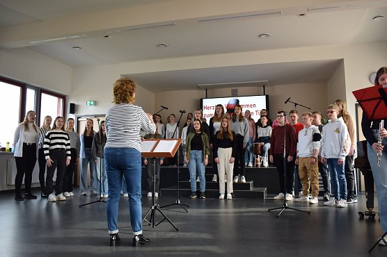Chorauftritt zum Tag der offenen T&uuml;r (Foto: Vivien Wehnert)