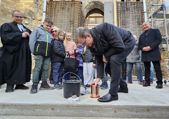 Historische Grundsteinlegung an der Kirche St. Johannis in Ellrich (Foto: Regina Englert)