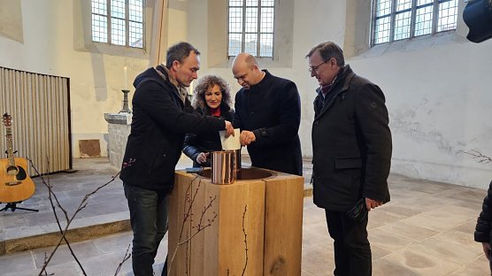 In der Netzwerkkirche wurde die Zeitkapsel gef&uuml;llt (Foto: Regina Englert)