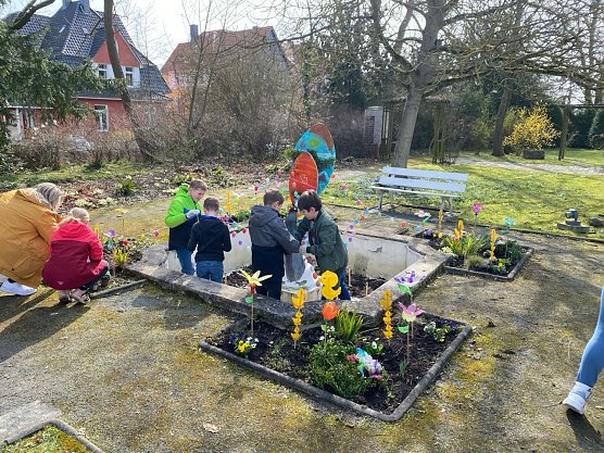 Flei&szlig;ig bei der Arbeit - auch der Garten des Kunsthauses wurde f&uuml;r das Osterfest vorbereitet (Foto: KJR)