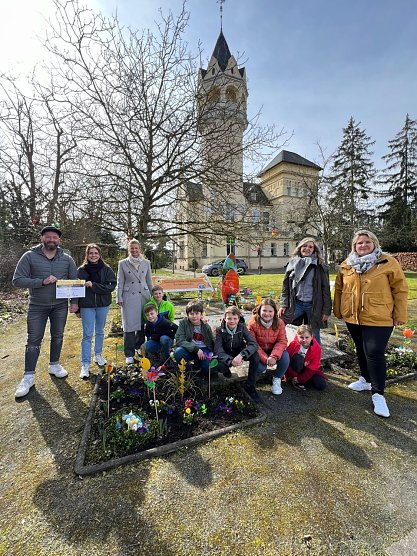 Die Sch&uuml;lerinnen und Sch&uuml;ler der F&ouml;rstemannschule im Kunsthausgarten (Foto: KJR)