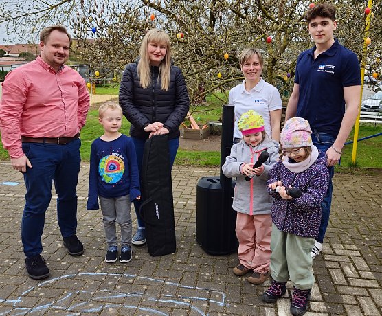 v.li. Wilk Jagemann (F&ouml;rderverein), Anna Fritsche (Kita-Leitung), Nicole Meinhardt und Benedict Friedrichs (Nordth&uuml;ringer Volksbank) (Foto: F&ouml;rderverein der Kindertagesst&auml;tte und Grundschule Niedersachswerfen Kinderlachen e. V.)