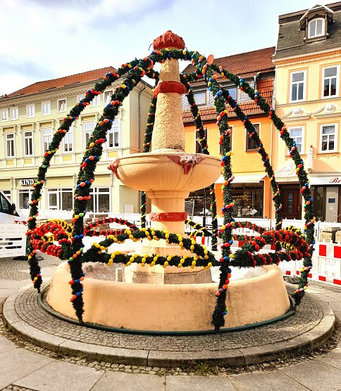 &Ouml;sterlich geschm&uuml;ckter Brunnen in Bleicherode (Foto: Siegmar Kaufhold )