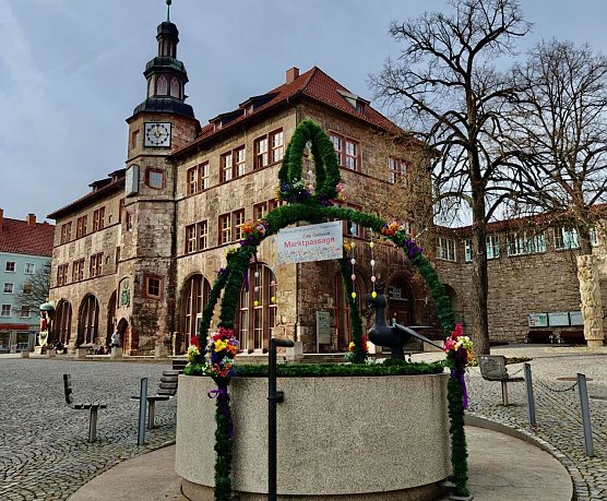 Der Aar-Brunnen wurde bereits geschm&uuml;ckt (Foto: Peter Blei)