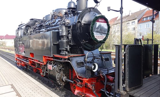 F&uuml;r das Jubil&auml;um geschm&uuml;ckt: Die 996001 (Foto: nnz)