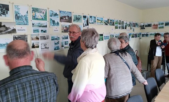 Ausgiebig besichtigten ehemalige Sch&uuml;lerinnen und Sch&uuml;ler der Dorfschule die Dauerausstellung Chronik der Gemeinde G&uuml;nzerode. (Foto: Kurt Frank)
