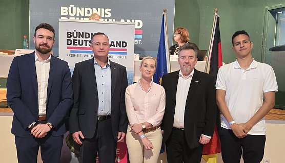 Eingerahmt von Vertretern der n&auml;chsten Generation die Kandidaten der ersten drei Listenpl&auml;tze: Uwe R&uuml;ckert, Steffi Br&ouml;nner, Oliver Franke (v.l.n.r.)  (Foto: B&uuml;ndnis Deutschland)