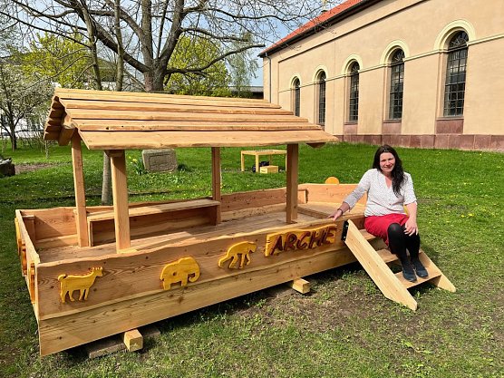 Kirstin Volkmann an der neuen Arche im Kirchgarten von St. Johannis in Urbach (Foto: Evangelischer Kirchenkreis S&uuml;dharz)