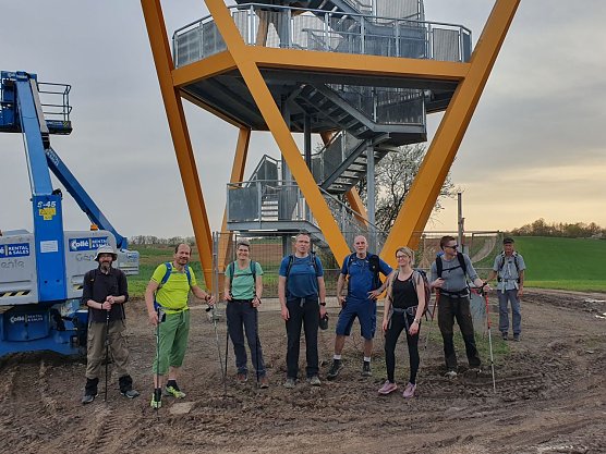 Teilnehmer des 50. S&uuml;dharz-Hunderters vor dem Aussichtsturm des mit Mitteln des Bundesprogramms Biologische Vielfalt errichteten orangen Aussichtsturms bei R&uuml;digsdorf. (Foto: Bodo Schwarzberg)