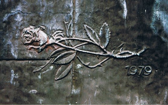 Scharr setzte ans Ende des Häftlingszuges eine liegende Rose und das Datum 1979 (Foto: H.Kneffel) Scharr setzte ans Ende des Häftlingszuges eine liegende Rose und das Datum 1979 (Foto: H.Kneffel)