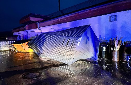Gartenhaus hebt durch den starken Sturnin Hering ab (Foto: Silvio Dietzel)