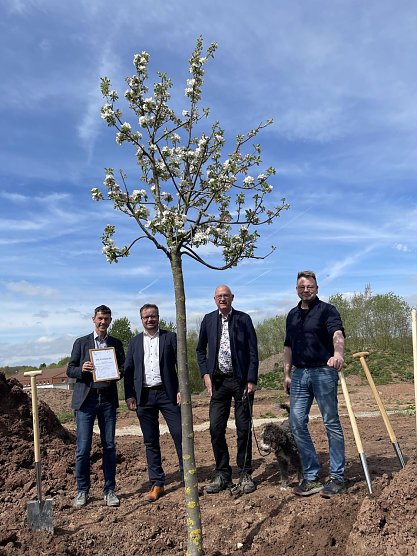Der erste Baum ist gepflanzt (Foto: Stadt Leinefelde-Worbis) Der erste Baum ist gepflanzt (Foto: Stadt Leinefelde-Worbis)