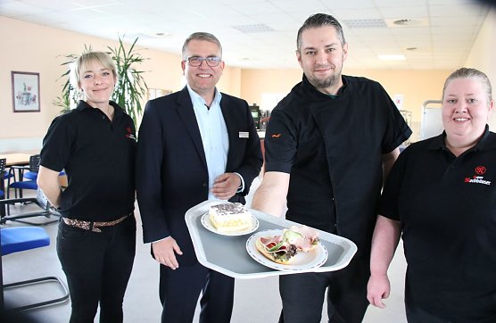 Agenturchef Karsten Frob&ouml;se begr&uuml;&szlig;t Lars Sobik und seine Kolleginnen in der Uferstra&szlig;e, Stefanie Franz und Juliana Schwedt &uuml;bernehmen die Betreuung der G&auml;ste (Foto: agl)