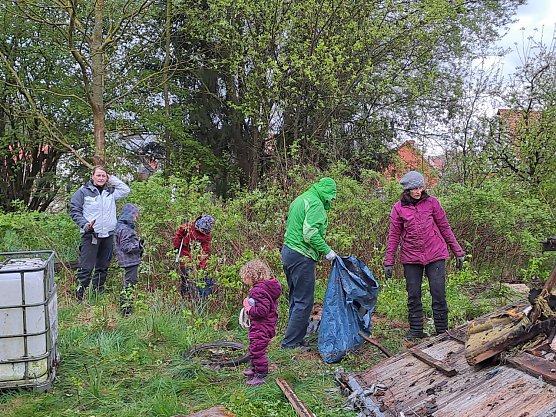 Gemeinschaftlicher Arbeitseinsatz in Hohenstein (Foto: Julia Lischewski) Gemeinschaftlicher Arbeitseinsatz in Hohenstein (Foto: Julia Lischewski)