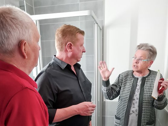 SWG-Projektleiter Steffen Peter (Mitte) im Gespr&auml;ch mit dem Mieterehepaar Annelise und Arnd Grosser. (Foto: SWG/S.Schedwill)