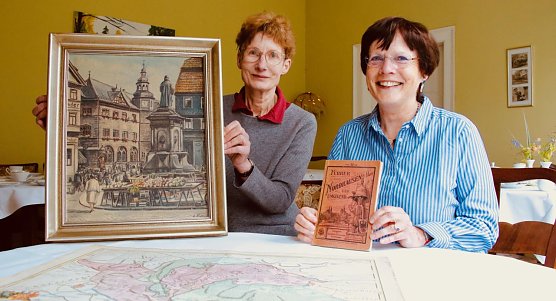 Andrea Rose und Hildegard Seidel haben die Sammlung von Vater und Bruder durchsucht und wollen f&uuml;r die sch&ouml;nsten St&uuml;cke neue Besitzer finden (Foto: agl)