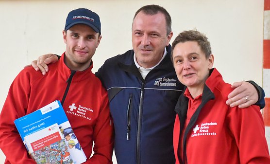 (Mitte) Landratskandidat Sven Oesterheld und Koordinator (DRK Kyffh&auml;userkreis) beim 2. Nordth&uuml;ringer Erste Hilfe Wettbewerb des Jugendrotkreuzes in Sondershausen  (Foto: DRK Kyffh&auml;userkreisverband e.V.)