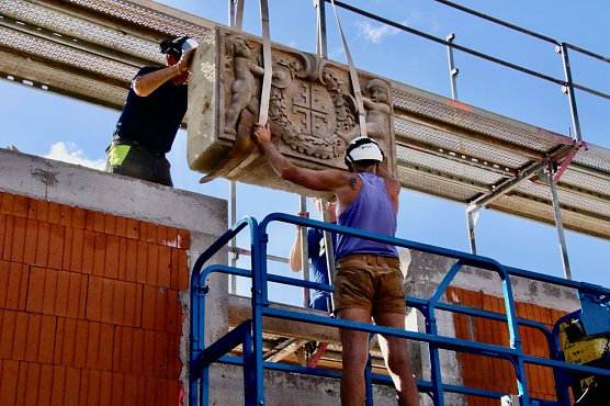 Der alte Quader aus dem 19. Jahrhundert wurde durch Steinmetz Jan Fehling aufgearbeitet (Foto: agl)