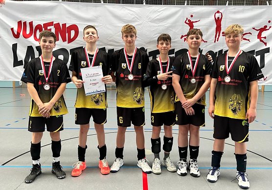 Stolze Volleyballer des Südharzer Volleyball Clubs präsentieren ihre Urkunde (Foto: D.Rieger) Stolze Volleyballer des Südharzer Volleyball Clubs präsentieren ihre Urkunde (Foto: D.Rieger)