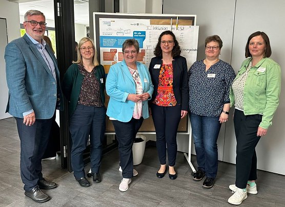 Stefan  N&uuml;&szlig;le, Dr. Stefanie Hammer (TMASGFF), Ina Schm&uuml;cking, Barbara Wolf, Steffi Pohl, Carola Kunde (Foto: Pressestelle Landratsamt)