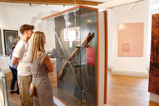 Die Ausstellung befasst sich nicht nur mit dem h&ouml;fischen Leben sondern auch mit den unruhigen Zeiten des 17. Jahrhunderts (Foto: agl)