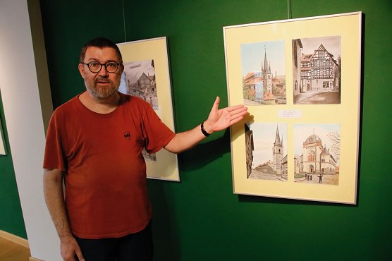 Museumsf&uuml;hrer Thomas Kopf wei&szlig; bestens Bescheid, wo sich die Stadtansichten einst befanden, bei einigen Motiven d&uuml;rften die Besucher aber sicher R&auml;tselraten (Foto: agl)