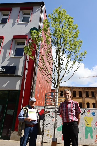 Übergabe Urkunde Baumspende Hans-Dieter Werther (links) (Foto: Stadt Nordhausen) Übergabe Urkunde Baumspende Hans-Dieter Werther (links) (Foto: Stadt Nordhausen)