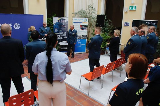 Zur Ehrung von Marco Fritschka, der solange dabei ist, wie es das Nordh&auml;user THW gibt, erhob sich der Saal (Foto: agl)